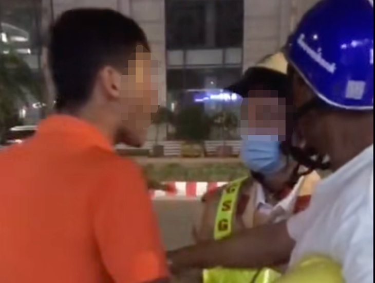 Khởi tố người đàn ông đấm cảnh sát giao thông