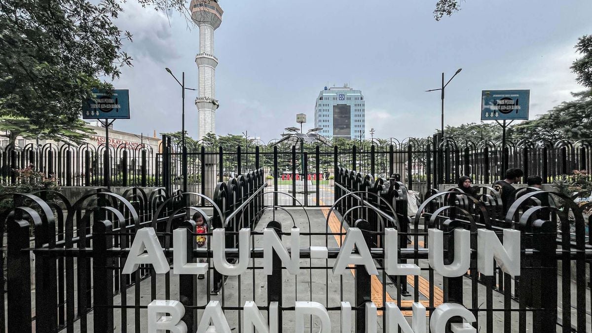 Alun-alun Bandung Penuh Pengunjung, Wisatawan Bekasi Keluhkan Ini