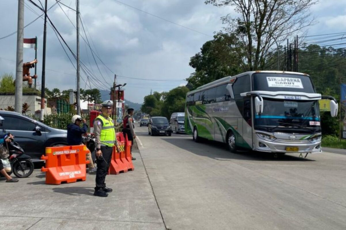 Polisi Lakukan Rekayasa Lalulintas di Limbangan - Malangbong Garut