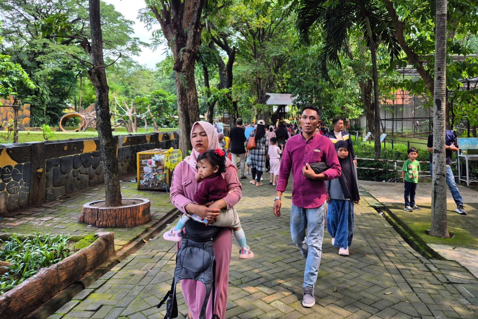 15.000 Pengunjung Padati Kebun Binatang Surabaya di Hari Natal 2025