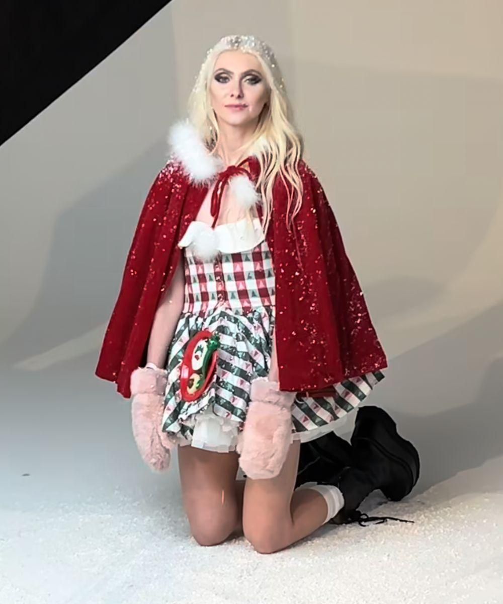 Taylor Momsen Tampil Lagi dengan Gaun Cindy Lou Who, Kali Terakhir di Tahun 2000