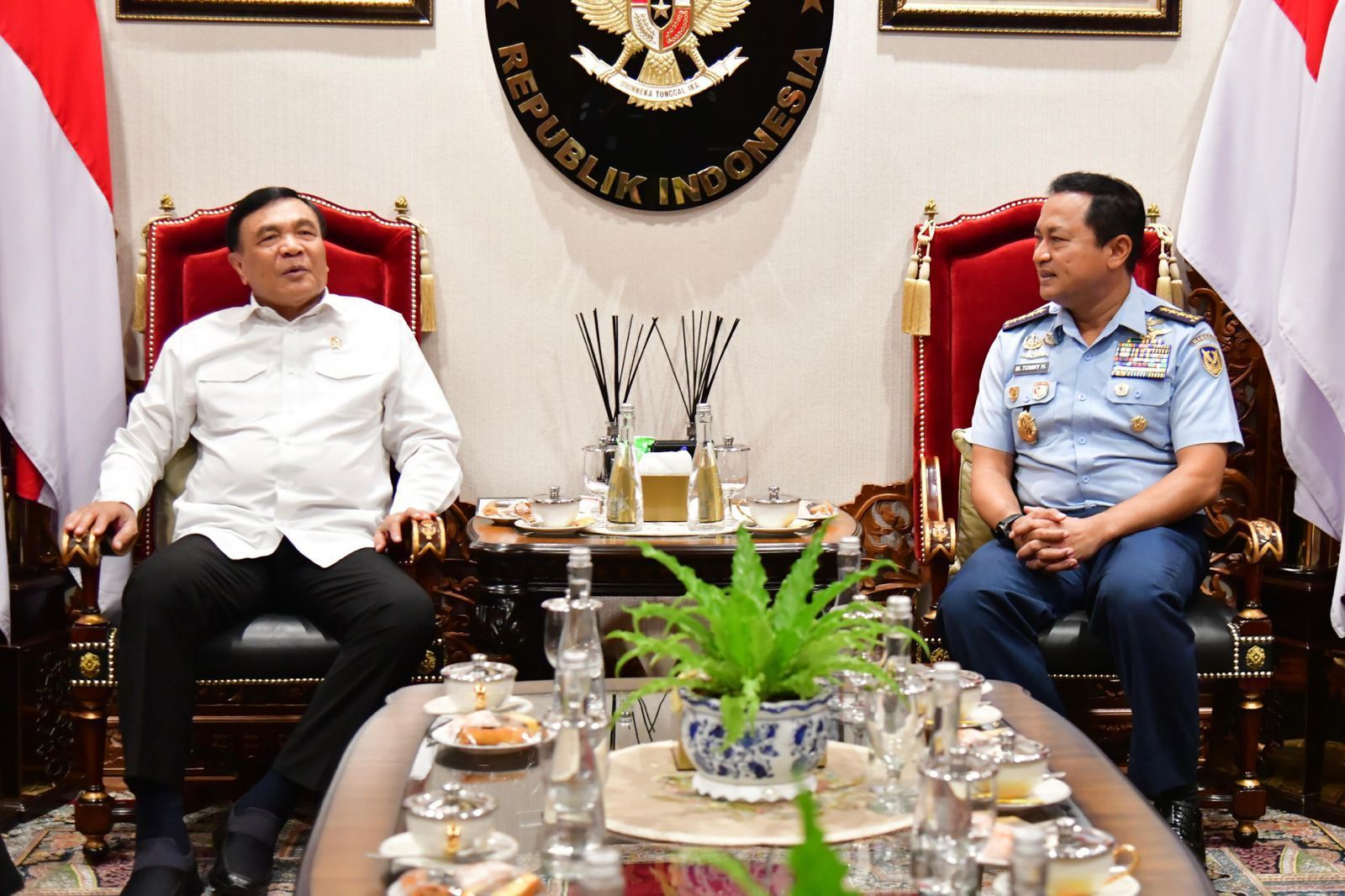 Dukung Bantuan Kemanusiaan, Kemenko Polkam Serahkan Kontainer Pendingin ke TNI AU
