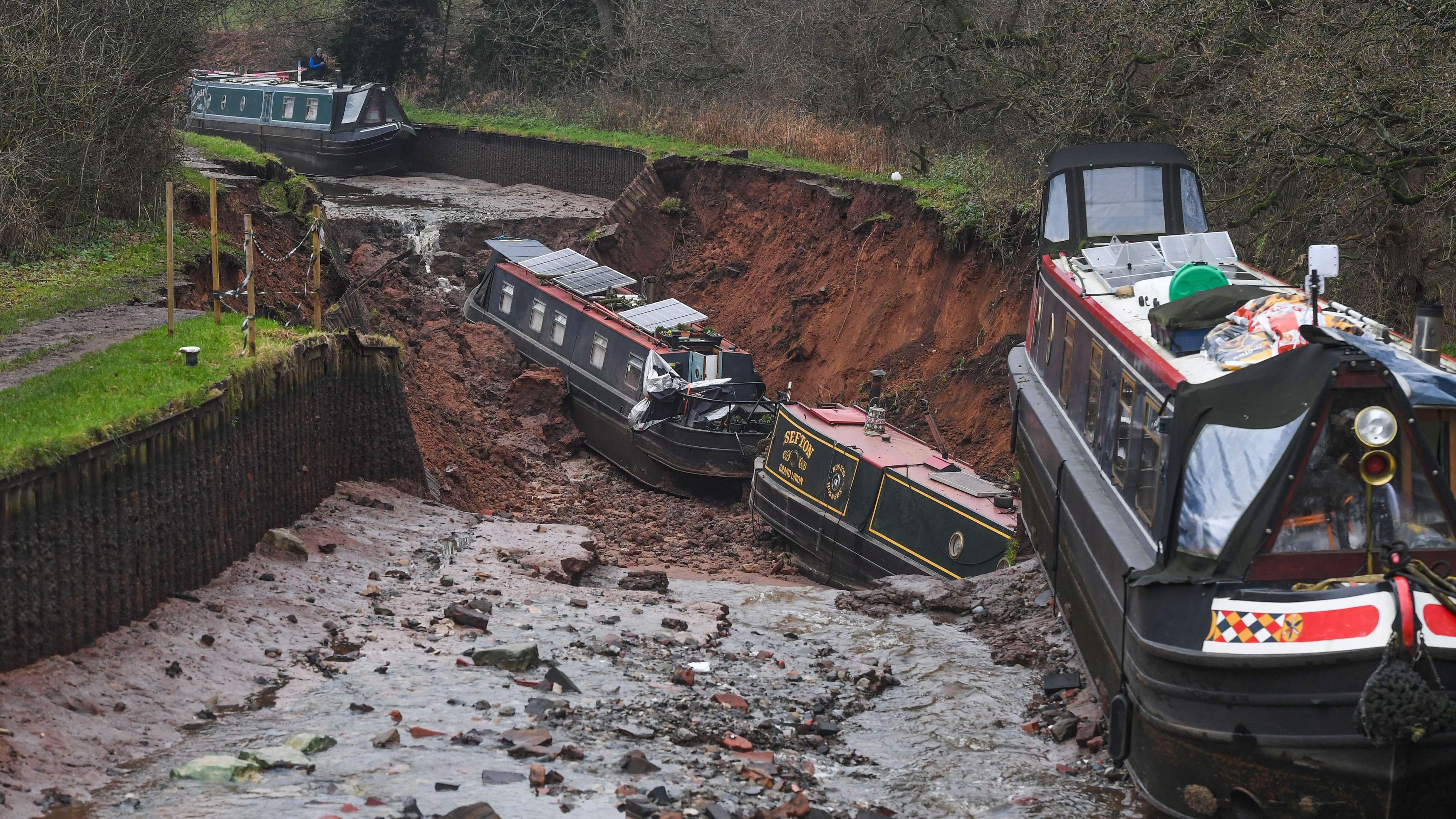 Locals step in at Christmas after canal collapse<br><br>