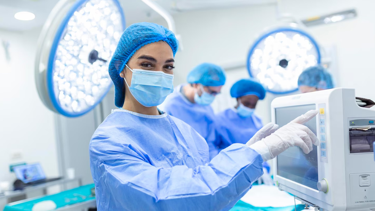 Telesurgery क्या है और किनके लिए फायदेमंद हो सकती है?
