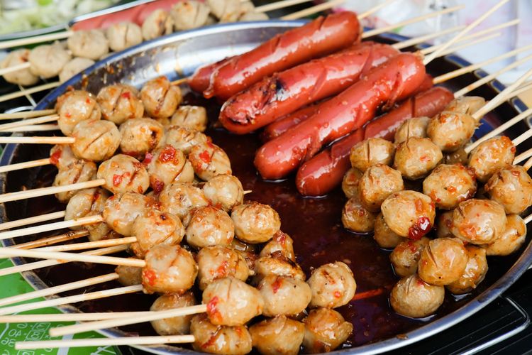 Resep bumbu oles bakaran sosis dan bakso, campur 4 saus ini!