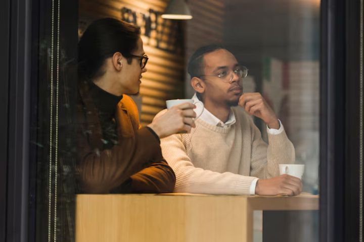 8 Tanda Anda Introvert yang Terpaksa Bersosialisasi Saat Liburan, Menurut Psikologi