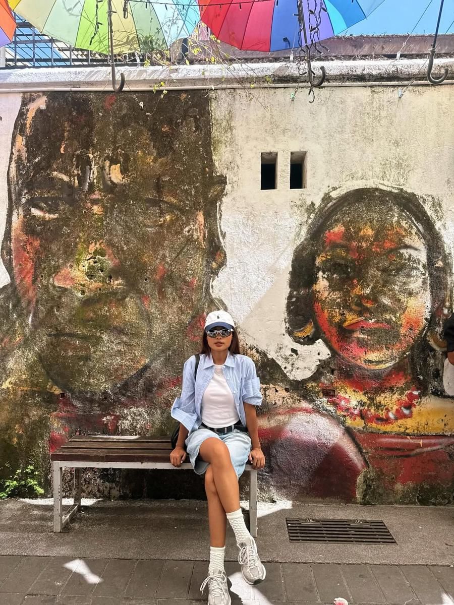 10 Foto Novia Bachmid Berjalan-jalan di Seni Jalanan Penang, Malaysia!