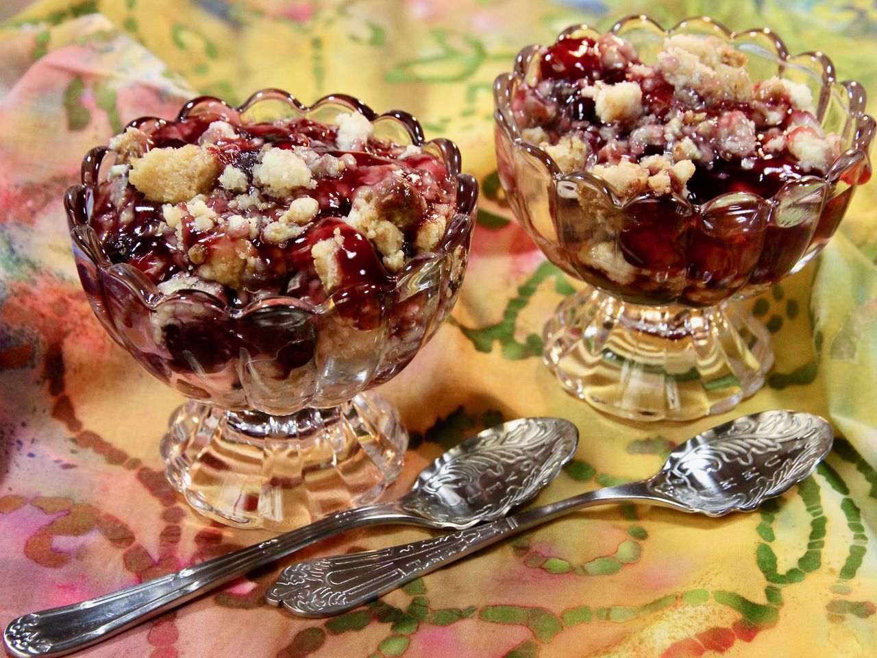 cherry crunch cobbler in 2 glass bowls