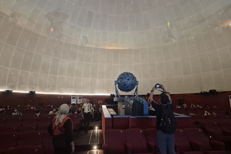 Planetarium Penuh Teknologi Canggih dengan 12 Proyektor dan Hologram Interaktif
