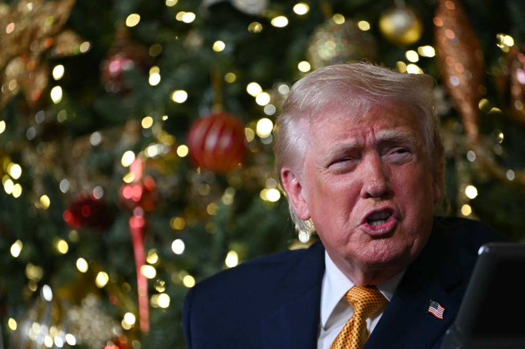 Trump les dice a los niños que el carbón es hermoso y promociona sus victorias electorales en llamadas navideñas
