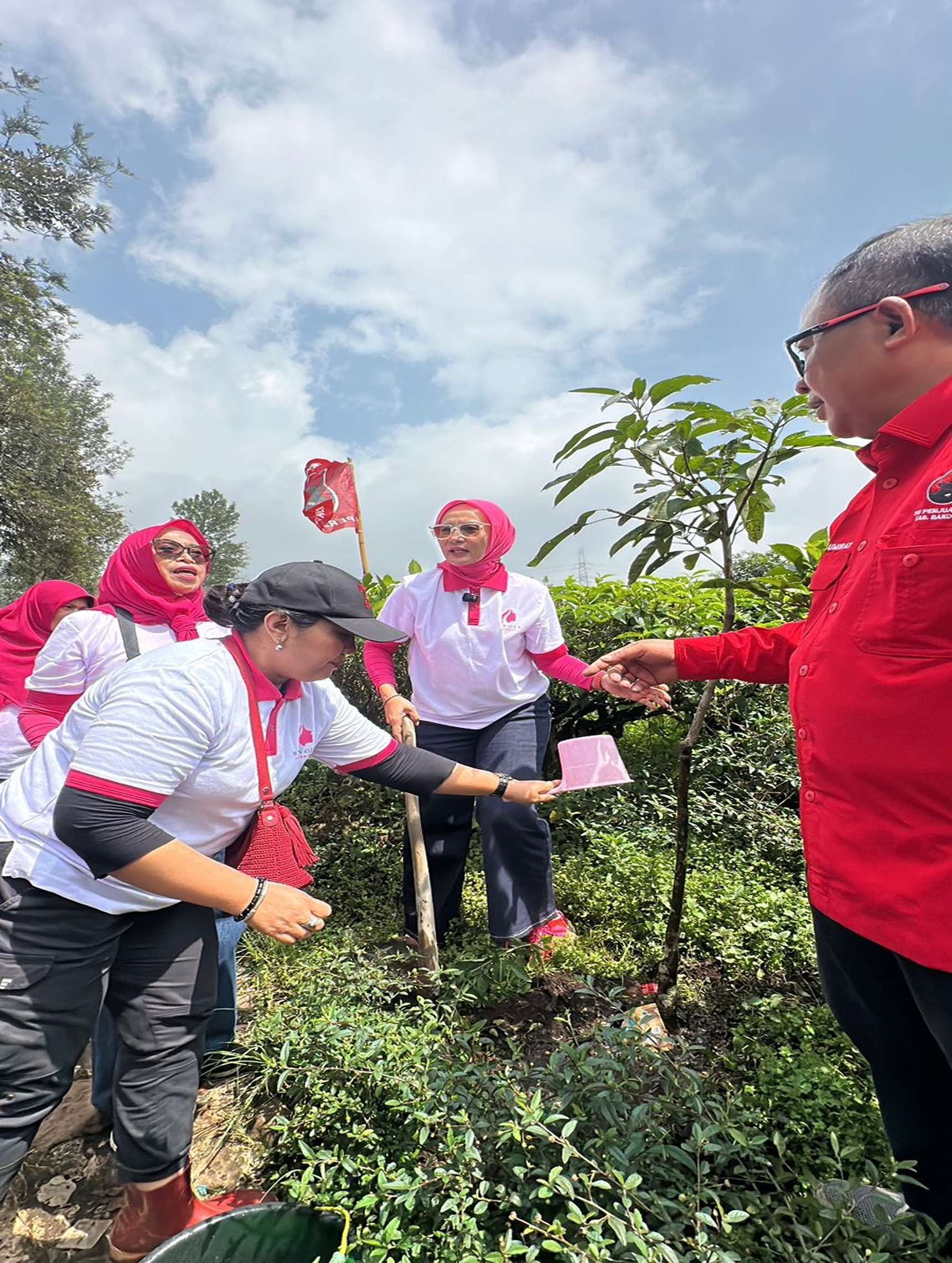 Peringati Hari Ibu, PDI-P Jawa Barat Luncurkan Gerakan Perempuan Tanam di Km 0 Hulu Citarum