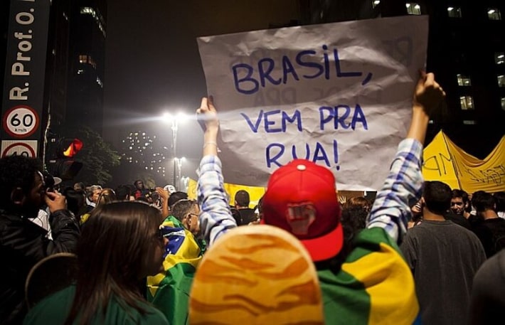 Passeata na Paulista: palco da direita e da esquerda Foto: Leandro Mantovani - Estadão Conteúdo/AE