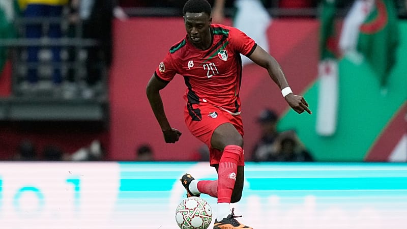 Le Soudanais Abo Eisa contrôle le ballon lors du match de football de la Coupe d'Afrique des nations entre l'Algérie et le Soudan à Rabat, au Maroc, le 24 décembre 2025.