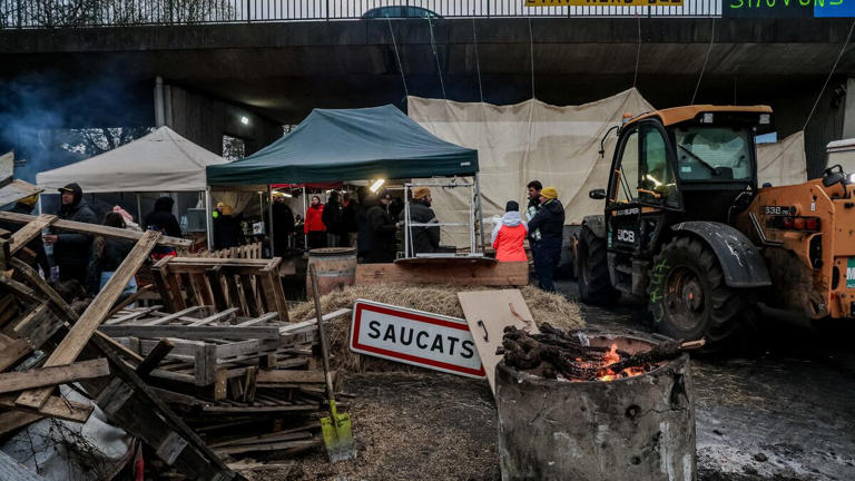 Colère des agriculteurs : une quinzaine de barrages maintenus dans le ...