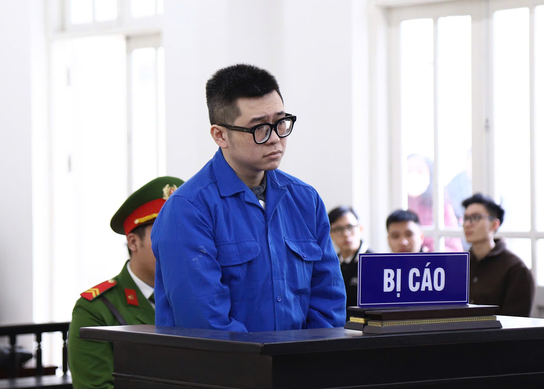 Hoãn xét xử người đánh tới tấp phụ nữ ở chung cư vì vắng ba luật sư