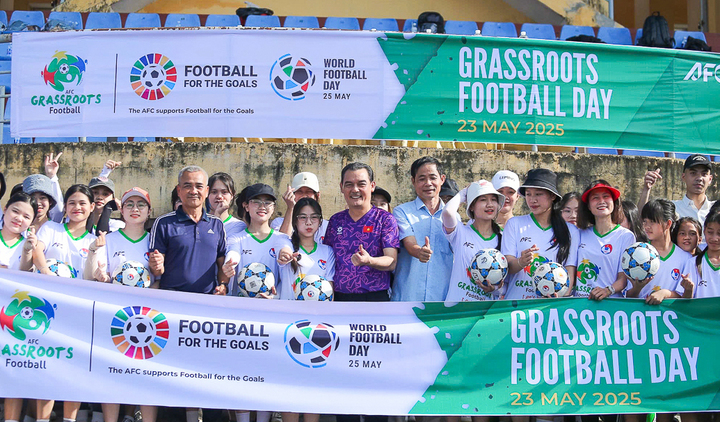 Bàn tay âm thầm nuôi dưỡng tình yêu bóng đá Việt Nam