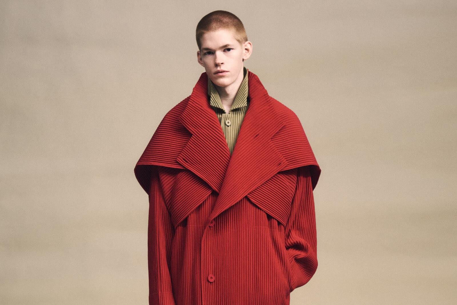 イッセイミヤケ　オムプリッセコート オム プリッセ イッセイ ミヤケの新作「プレス コート」“ドレープを