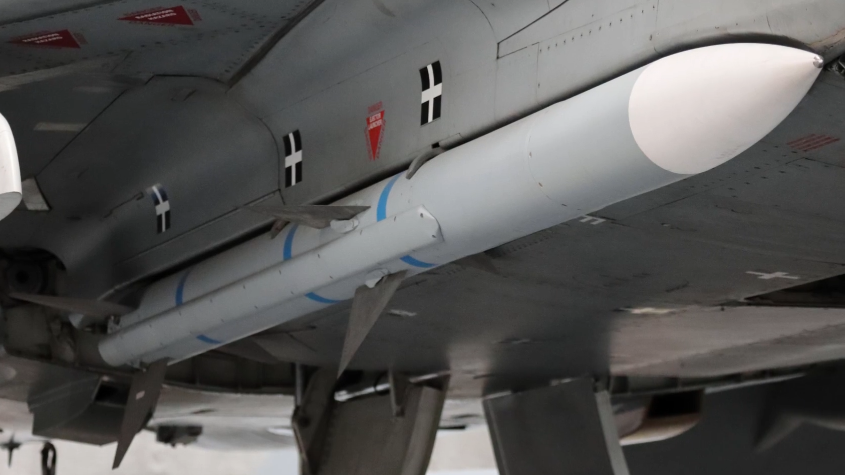 How air-to-air missiles really work