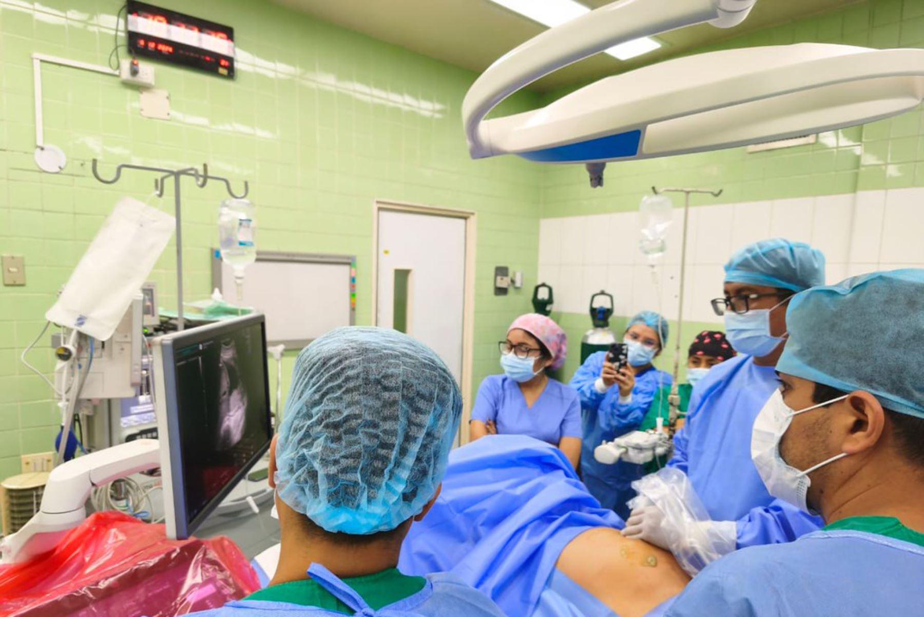 Cirugía fetal en Lima para extirpar un tumor pulmonar a un bebé de 26 ...