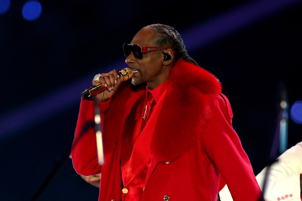 Snoop Dogg, Lainey Wilson, Huntr/x and Andrea Bocelli deliver Christmas ...
