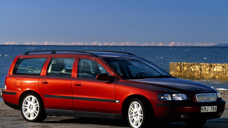 Opinion: It's time to bring back the Volvo V70 and its rear-facing jump ...