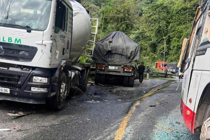 Xe đầu kéo gây tai nạn liên hoàn, đèo Bảo Lộc tê liệt