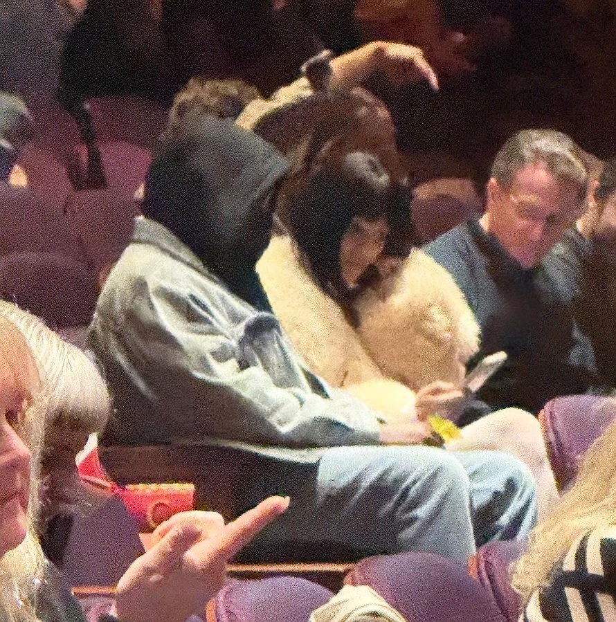 Kanye West đeo mặt nạ đi chơi Noel với vợ