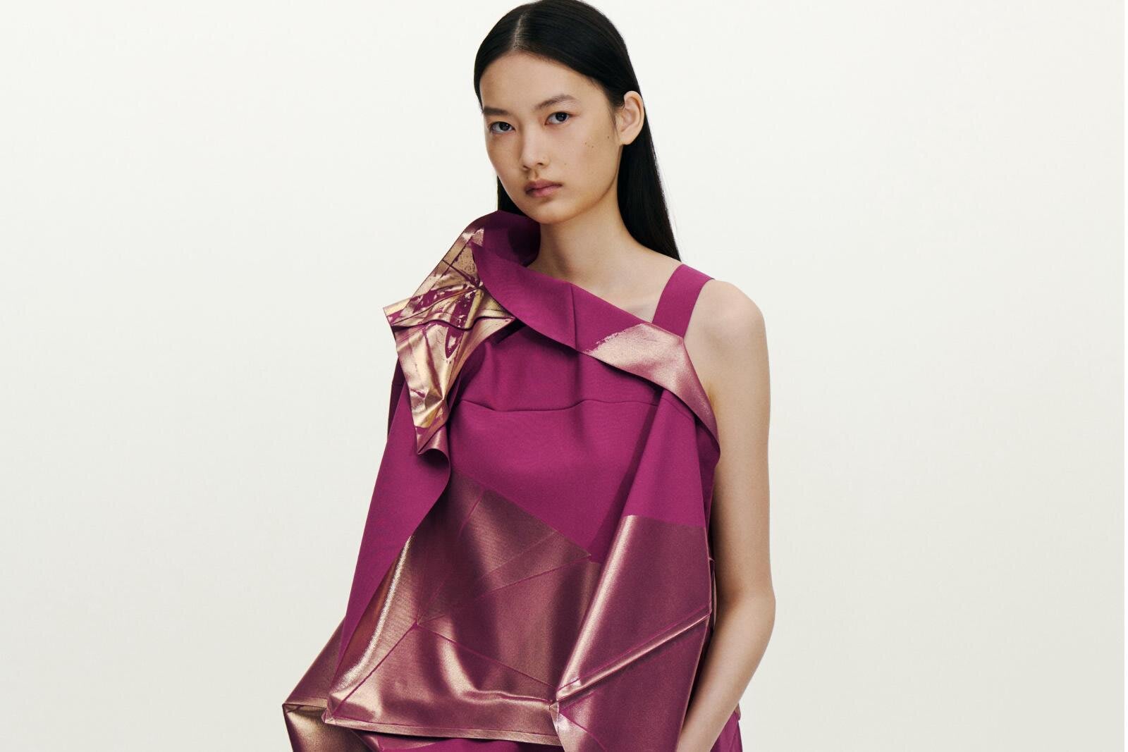 132 5. イッセイ ミヤケ“幾何学的な折り構造”の立体ワンピース＆平面に