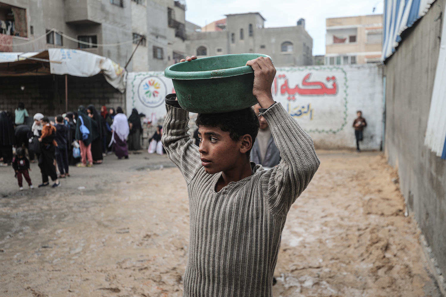 A boy carries a meal in Deir al-Balah. (Moiz Salhi / Anadolu via Getty Images)
