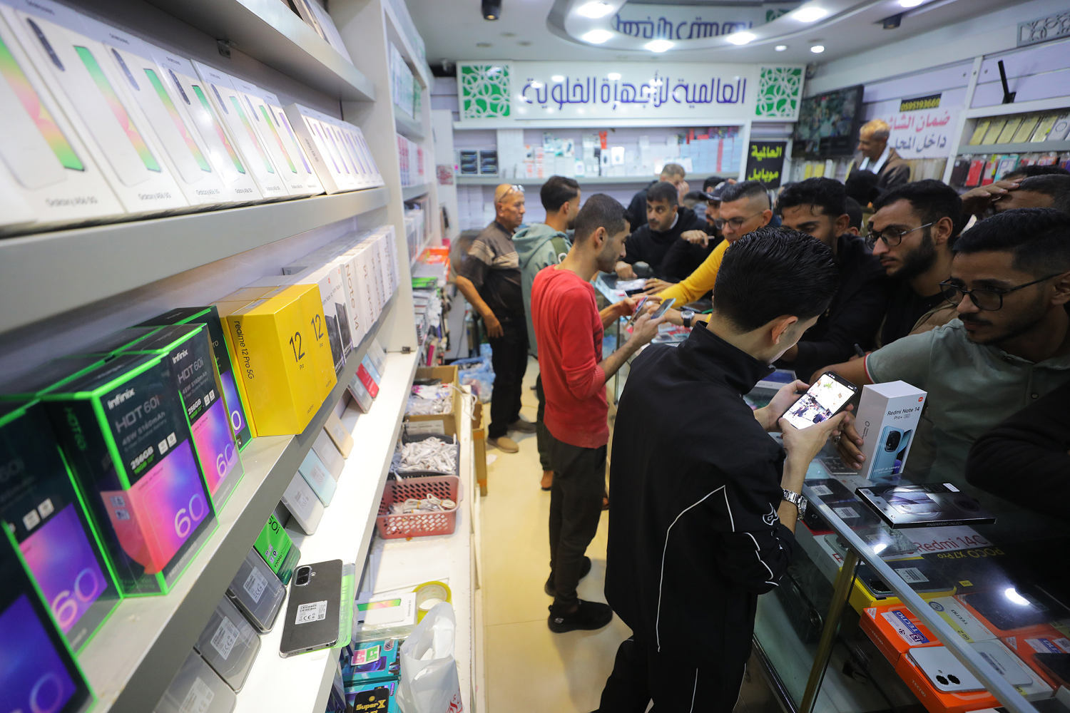 iPhones de alta gama a la venta en Gaza mientras alimentos y medicinas llegan al territorio.