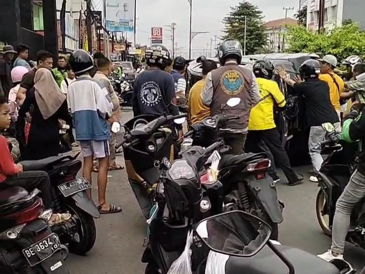 Mobil Honda Jazz Terbalik Setelah Tabrak Pembatas Jalan di Bandar Lampung