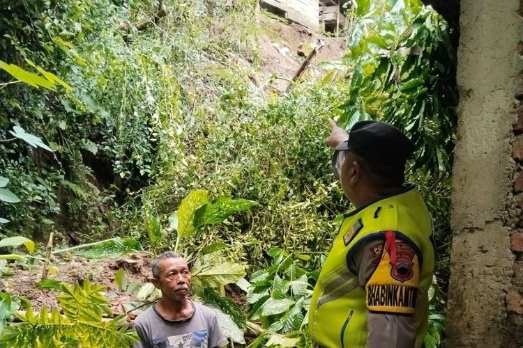 Hujan deras picu longsor tebing di Sempor Kebumen, dua rumah terkena dampak