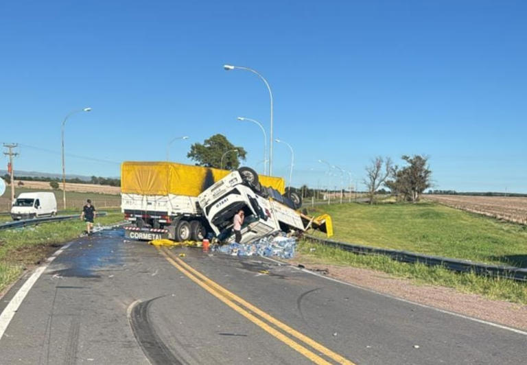 Choque frontal entre autos y un camión en Córdoba: hay cinco personas ...