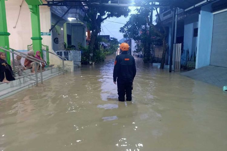 Talud Sungai Plumbon Patah, 800 Kepala Keluarga Terendam Banjir di Semarang