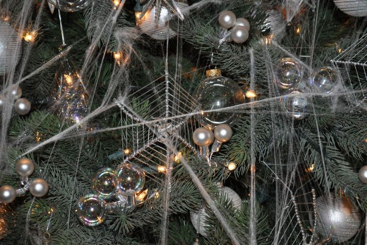 6 Tradisi Natal Paling Menarik dari Berbagai Negara: Pohon Natal Jaring Laba-Laba hingga Sembunyikan
