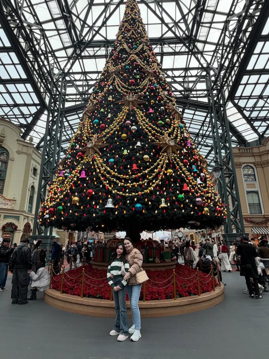 10 Foto Keluarga Jennifer Dunn di Tokyo Disneyland!