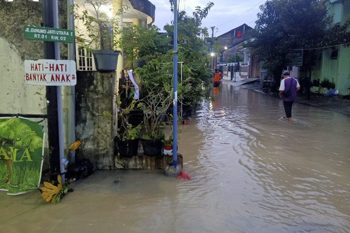 Ratusan rumah di Semarang terendam banjir akibat tanggul Kali Plumbon pecah