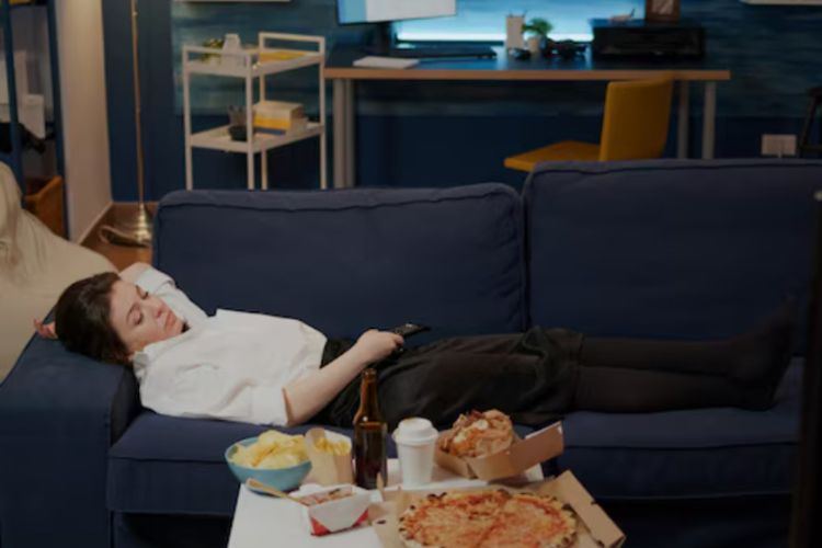 Orang yang Membutuhkan TV untuk Tidur Sering Menunjukkan 10 Ciri Ini, Menurut Psikologi