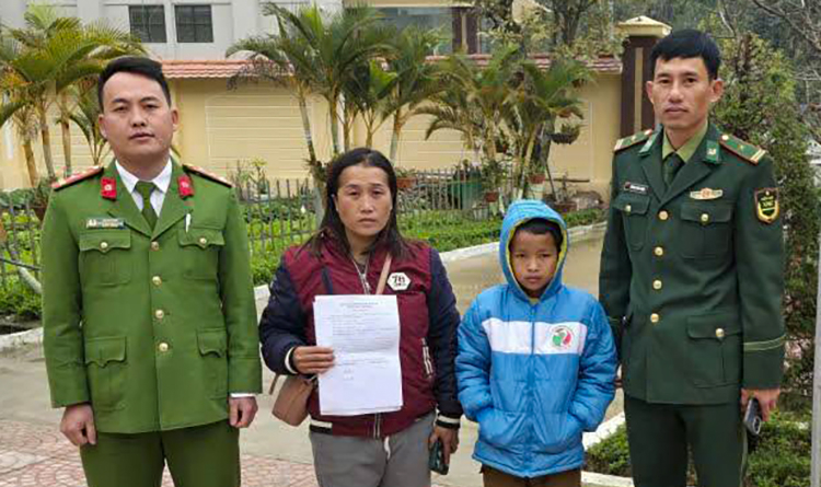 Em Lỉ (thứ hai từ phải qua), đã được người thân đưa về Lào. Ảnh: Công an cung cấp