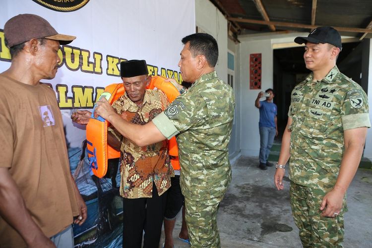 Jaga Keselamatan Nelayan, Kogabwilhan III Berikan Jaket Pelampung