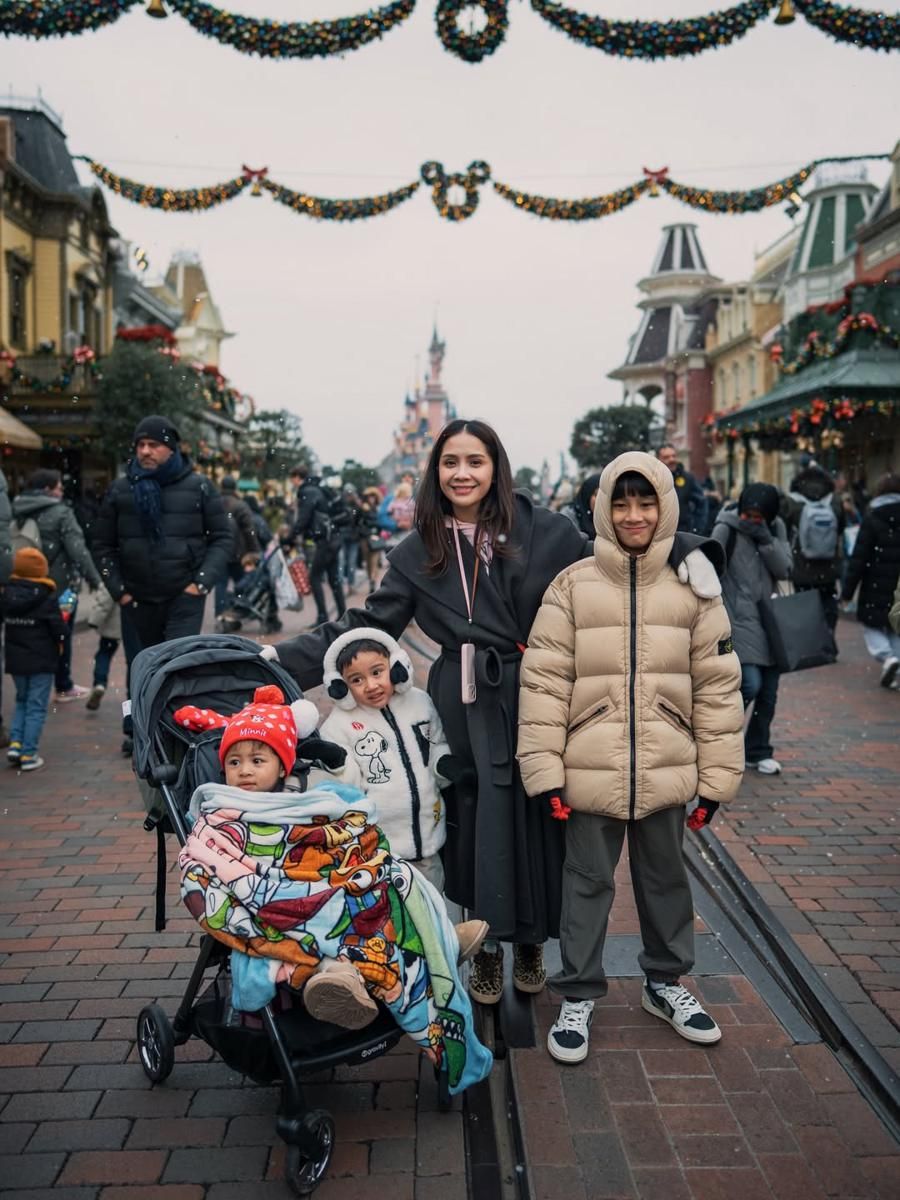 10 Foto Nagita Slavina dan Trio R di Disneyland Paris, Bahagia!