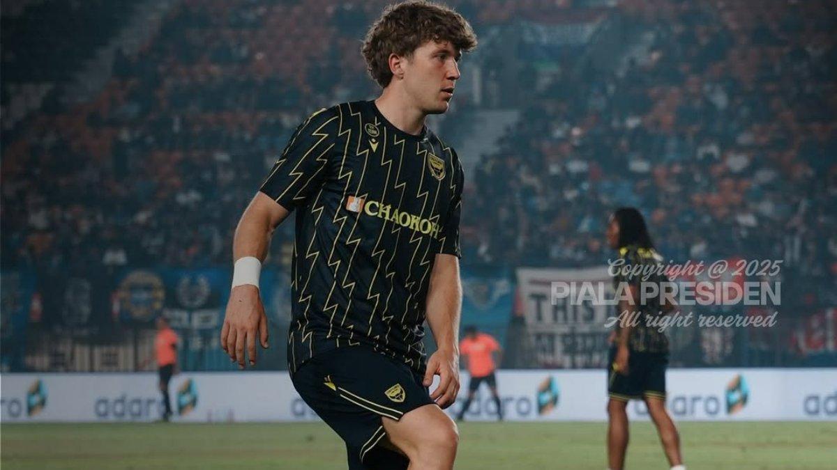 Striker Timnas Indonesia, Ole Romeny melakukan selebrasi jelang laga Oxford United vs Arema FC pada matchday kedua Piala Presiden 2025 di Stadion Si Jalak Harupat, Bandung, Kamis (10/7/2025). (Instagram/officialpialapresiden)