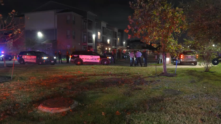 Houston police shooting: Man shot, killed outside apartment complex