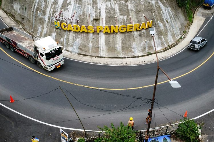 Tebing 40 Meter di Cadas Pangeran Longsor Tutup Jalan