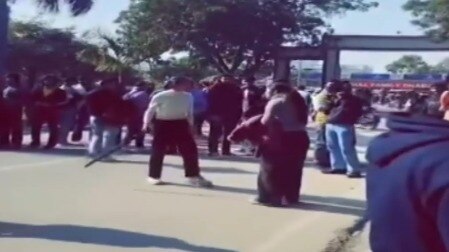Video: Fight breaks out between two female students in middle of road ...