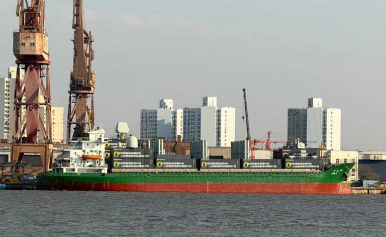 Las fotos muestran un carguero chino armado con lanzamisiles.