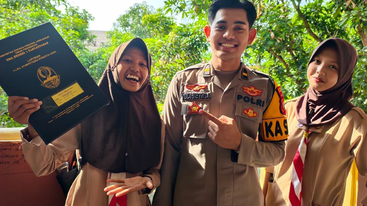 Orang Tua Sibuk di Sawah, Siswi Pangandaran Minta Bantuan Polisi Ambil Raport