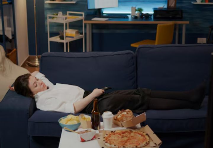 Orang yang Membutuhkan TV untuk Tidur Biasanya Menunjukkan 10 Ciri Ini, Menurut Psikologi