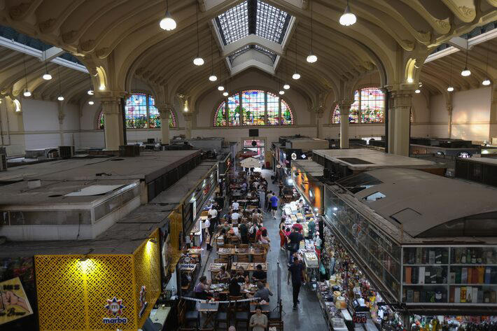 Interior do Mercado Municipal: vendedores relatam ocorrência falso pagamento, em que fraudadores apenas agendam a compra Foto: Tiago Queiroz/Estadão