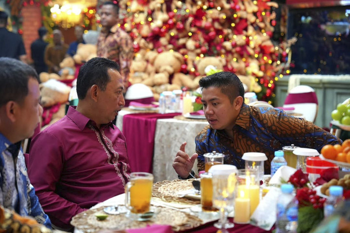 Momen Penting Seskab Teddy Bertemu Tokoh di Hari Natal 2025